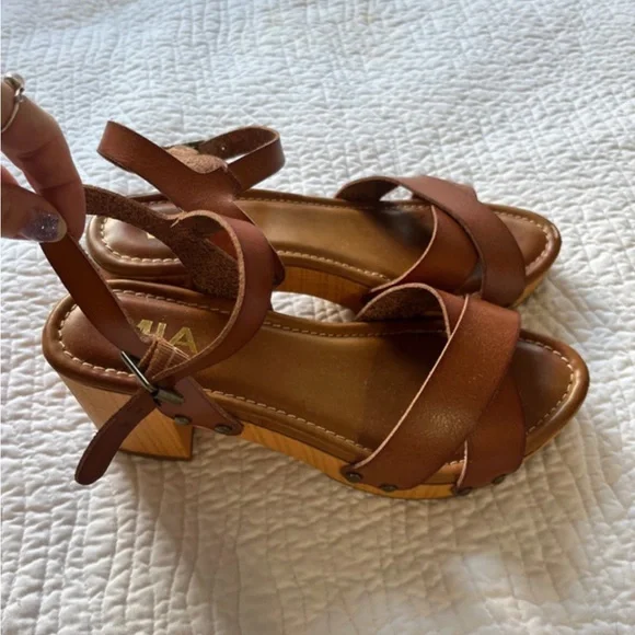 Elegant Brown Platform Sandals - Picture 4 of 5